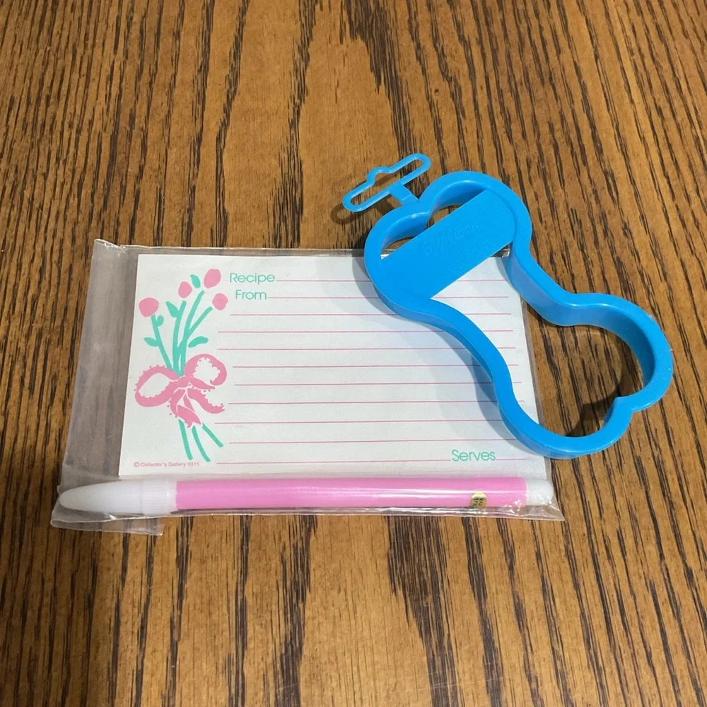 Blue Cookie Cutter with Recipe Cards and Felt Tip Pen Make your own dog treats